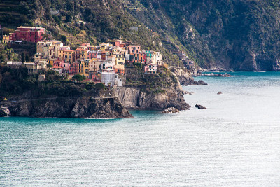 从科尼利亚(Corniglia)远眺马纳罗拉- Cinque Terre (5 Terre)，五个村
