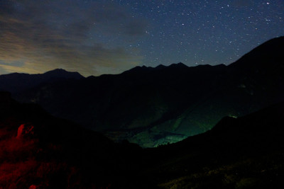 星空和银河在山中。