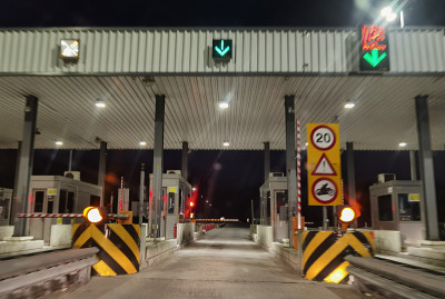 收费站在egnatia高速公路街道在希腊夏季季节
