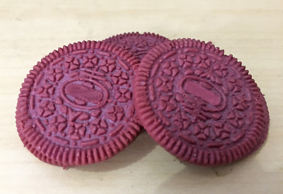 三块饼干带有红丝绒的味道，非常甜，可口，深受许多人的喜爱，尤其是小孩子