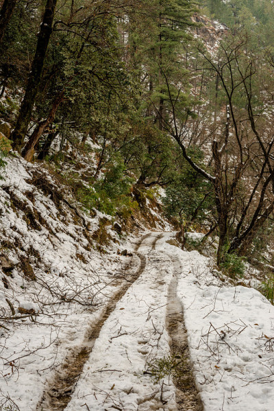 雪山覆盖的道路-雄伟的冬季景观在喜马拉雅山
