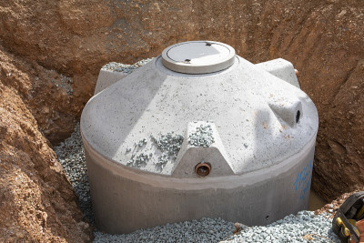 有水泥水箱的建筑工地