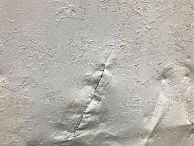 纹理，银色金属板。金属是异质的，多孔的，点缀着涂料。金属上的损伤，深的切割。不均匀的纹理颜色