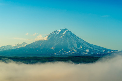 雾上的科里亚克火山
