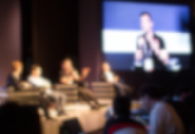 主讲人在科技商业研讨会上演讲。观众在会议厅。商业创业教育活动。演讲者在会议期间作公开演讲。技术研讨会