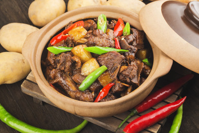 砂锅土豆炖鸭