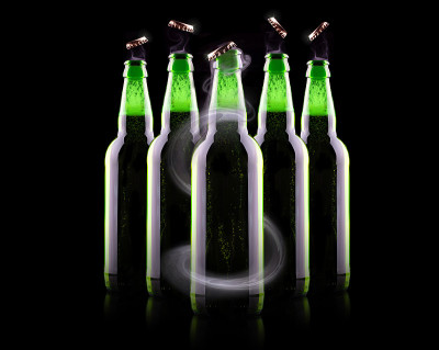 打开的湿啤酒瓶