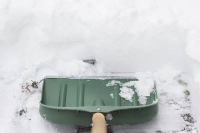 雪铲在雪地里