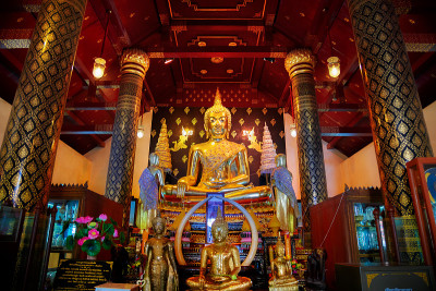 泰国彭世禄佛寺的金那西佛塔佛像