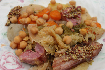 猪肉火锅，青菜和各种蔬菜