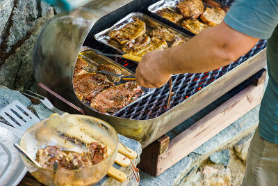 烤肉架上烤肉