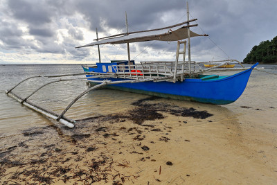 巴郎盖或邦加船搁浅在海滩上。蓬Ballo-Sipalay-Philippines。0325