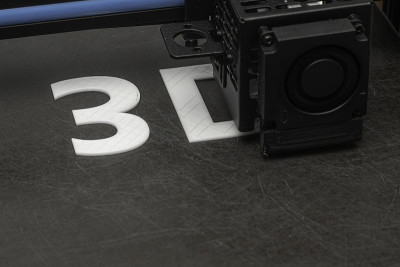 3D打印机打印的字3D与白色灯丝PLA