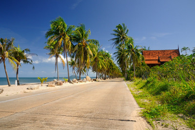 沿着天堂海滩的风景优美的混凝土公路