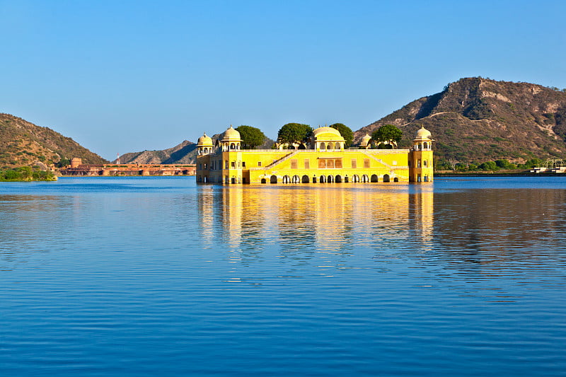 水宫(Jal Mahal)在曼萨加尔湖