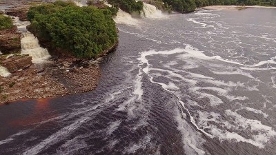 El Hacha瀑布鸟瞰图。委内瑞拉，卡纳马国家公园