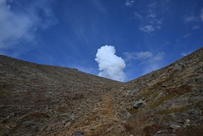 上升的火山烟雾云