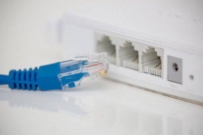 Internet网络蓝色网线，在输入端有连接器。