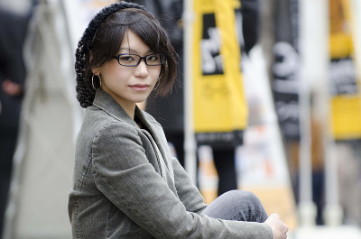 日本女孩在东京街头拍照