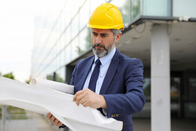 建筑工地的资深商人建筑师