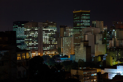 晚上，里约热内卢的建筑在市中心