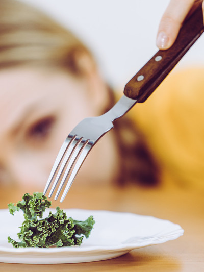 可悲的年轻女子正在节食