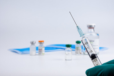 装有covid-19疫苗的瓶子和白色背景注射器用于背景使用。用于预防COVID-19的新型冠状病毒疫