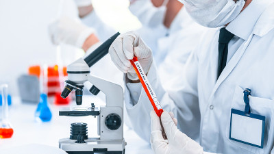 试管与冠状病毒测试在科学家手中