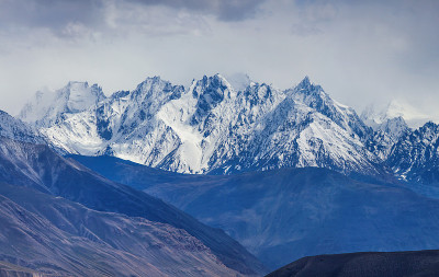 兴都库什山脉的雪峰。瓦罕走廊,塔吉克斯坦。在亚洲旅行。
