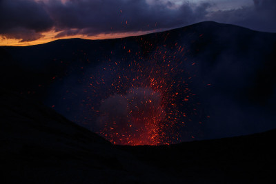 瓦努阿图塔纳的亚苏尔火山喷发，火山口边缘的夕阳