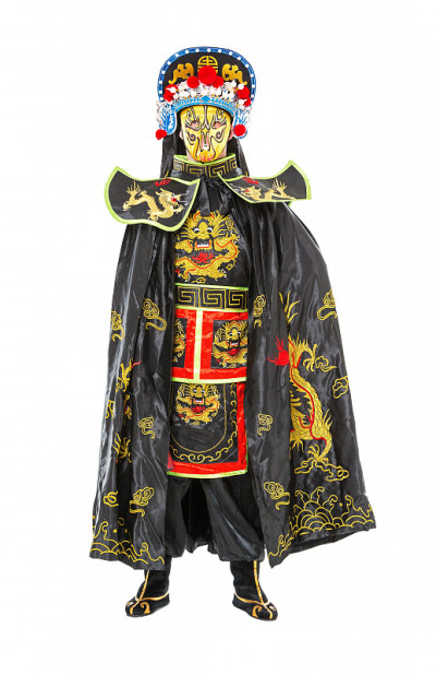 男子在武士装饰服装与扇