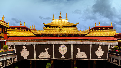 大昭寺金色屋顶全景图(拉萨，西藏/中国)。
