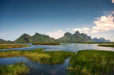 在普拉丘普·基里汗的国家公园里，湿地和蓝天上的绿山