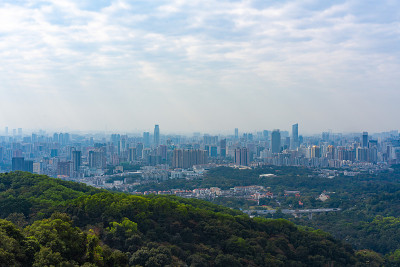 在白云山山顶拍摄广州市中心