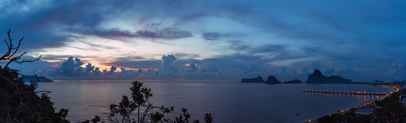 全景，风景如画的普拉卓普·基里汗在考重葛拉霍克岛上，大海，海滩，岛屿和桥梁延伸到大海。