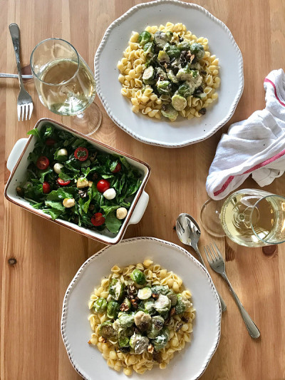 Conchiglie / Conchiglioni自制意大利面，抱子甘蓝和沙拉放在木桌上。可以吃了。