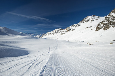 高山滑雪胜地滑雪道上的滑雪者