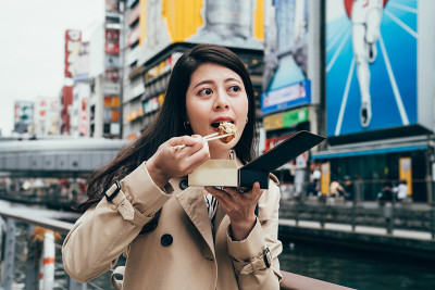 日本女工在品尝美味的章鱼烧