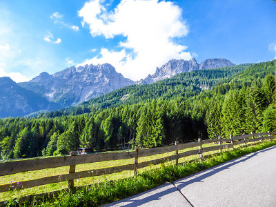 linenz Dolomites -田园诗般的山路
