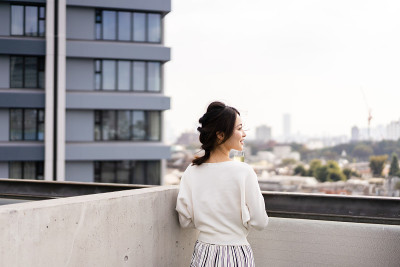 有钱的女人在她的顶层公寓里喝着酒