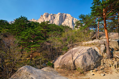 韩国雪山国家公园的蔚山巴维岩