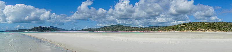 澳大利亚圣灵岛(Whitsunday Islands)的白色沙滩，其中99%是石英砂，还有蔚蓝的大海