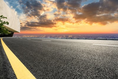 上海的柏油路和现代建筑与城市天际线