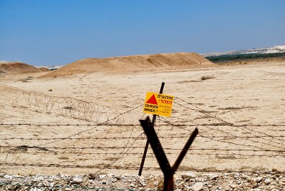 Qasr al-Yahud附近的地雷警告