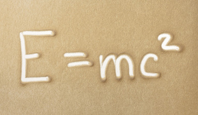 爱因斯坦公式E=mc2，沙画