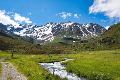 在瑞士阿尔卑斯山的达沃斯，杜尔博登在冰雪覆盖的山脉中流淌