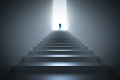 商人爬楼梯走向光明。