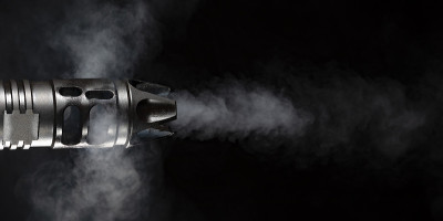 突击步枪炮口制动器冒出烟雾