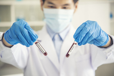 科学家covid-19病毒抗体研究实验室研究实验生物技术培养病毒疫苗。科学家看显微镜实验实验室科学试