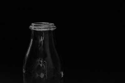 黑色背景上的一瓶牛奶